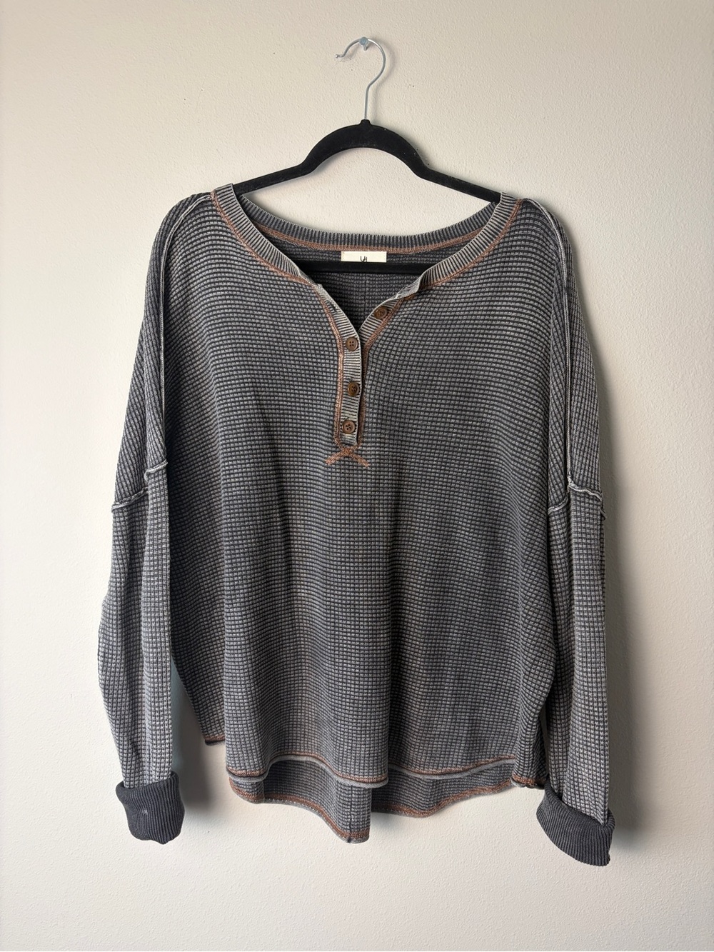 Urban Daizy Dark Bleach-Distressed Henley Top Size XL